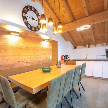 Luxury Penthouse With Balcony, Storage, Carport, Lift Daire *