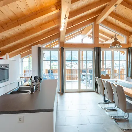 شقة Luxury Penthouse With Balcony Ski Storage Carport Lift