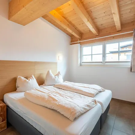 Luxury Penthouse With Balcony Ski Storage Carport Lift شقة