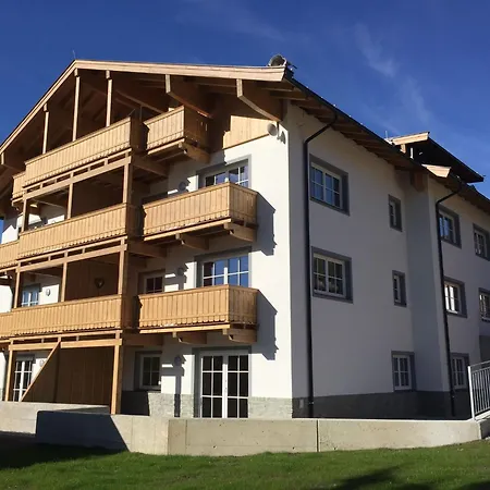 Luxury Penthouse With Balcony Ski Storage Carport Lift شقة *